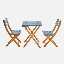 Acacia wood garden table, 2 folding chairs