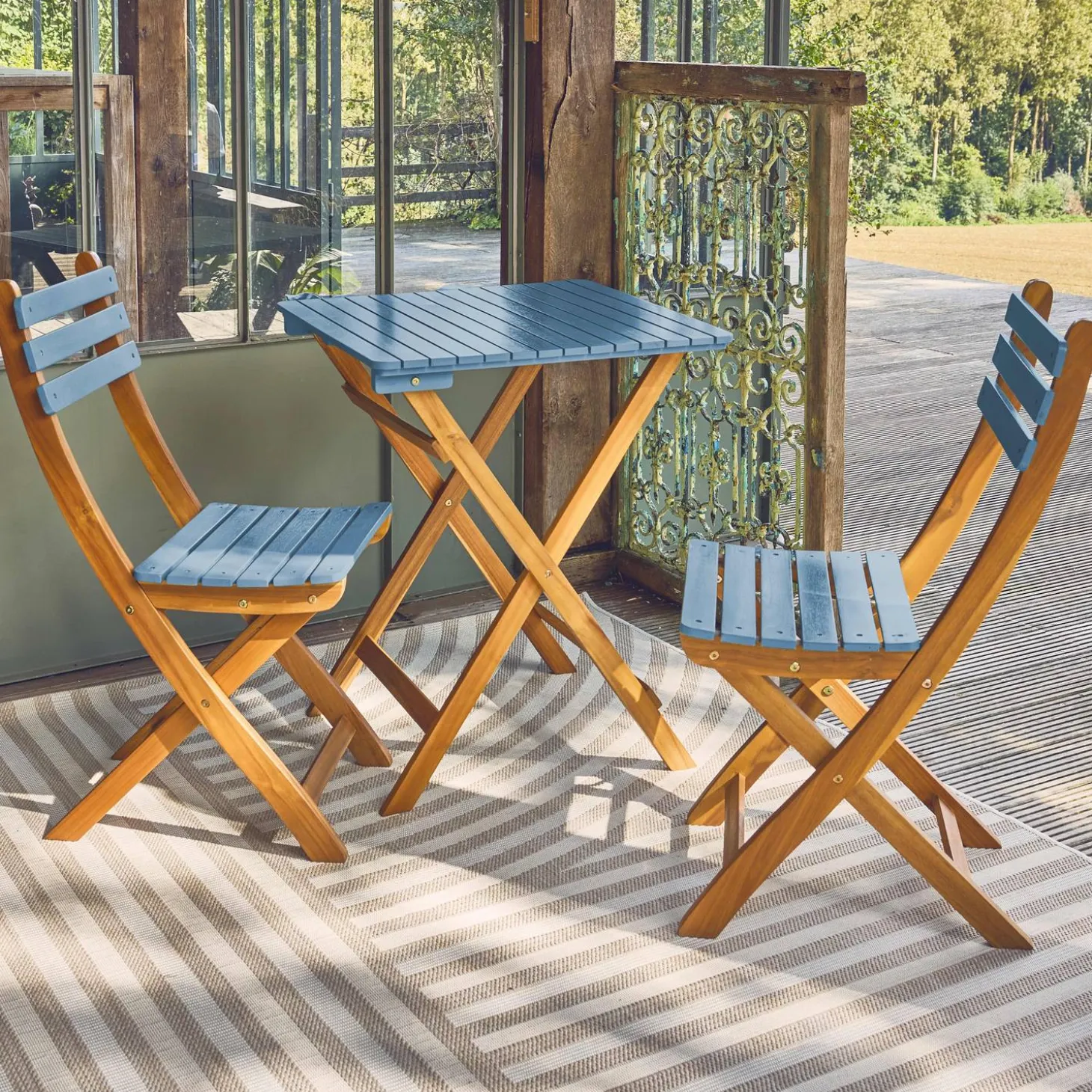 Acacia wood garden table, 2 folding chairs