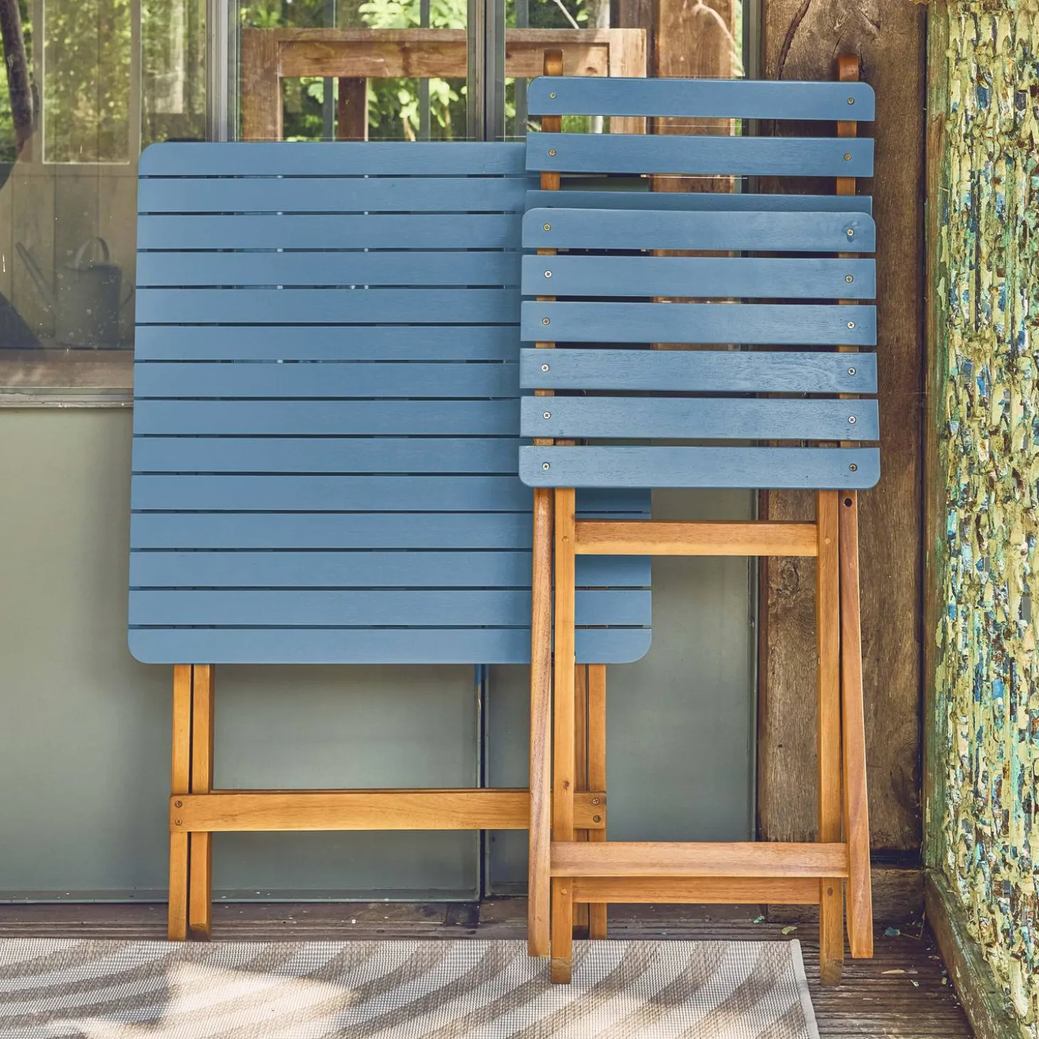 Acacia wood garden table, 2 folding chairs