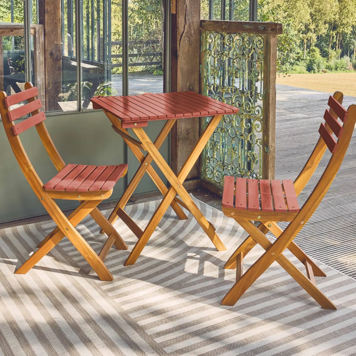 Acacia wood garden table, 2 folding chairs