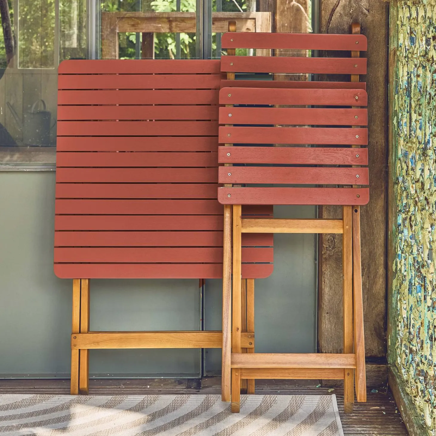 Acacia wood garden table, 2 folding chairs