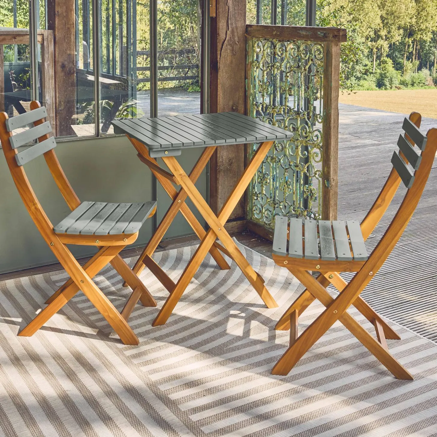 Acacia wood garden table, 2 folding chairs