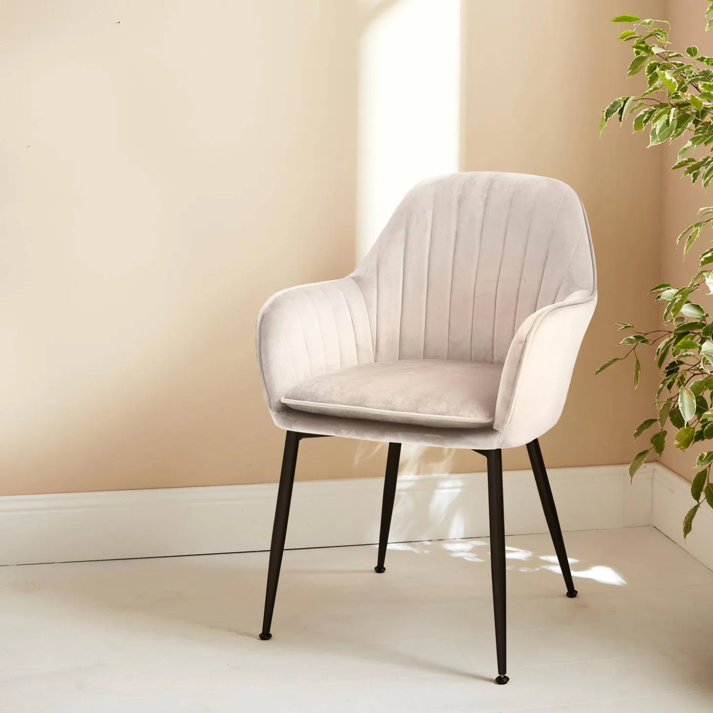 Accent chair with metal legs