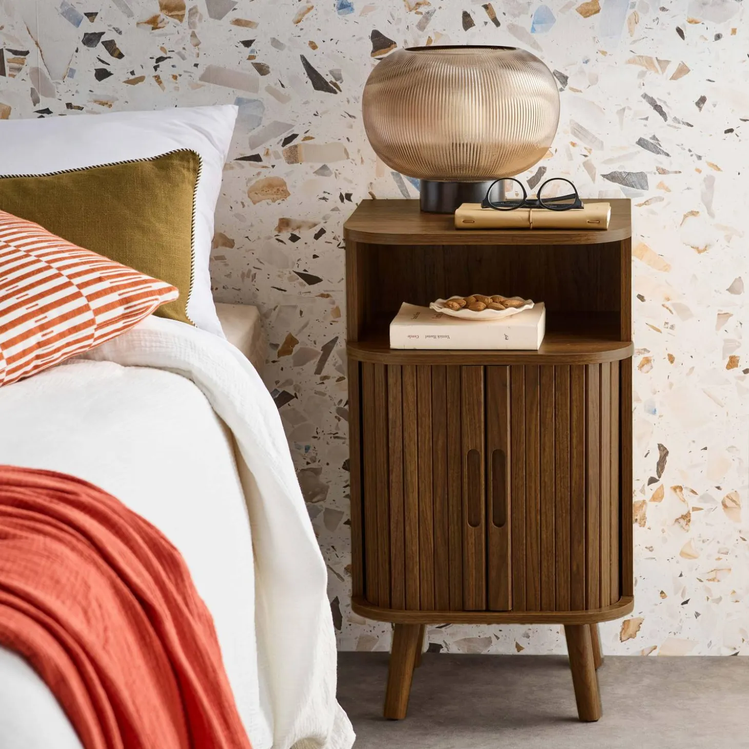 Bedside table with sliding doors and 1 niche