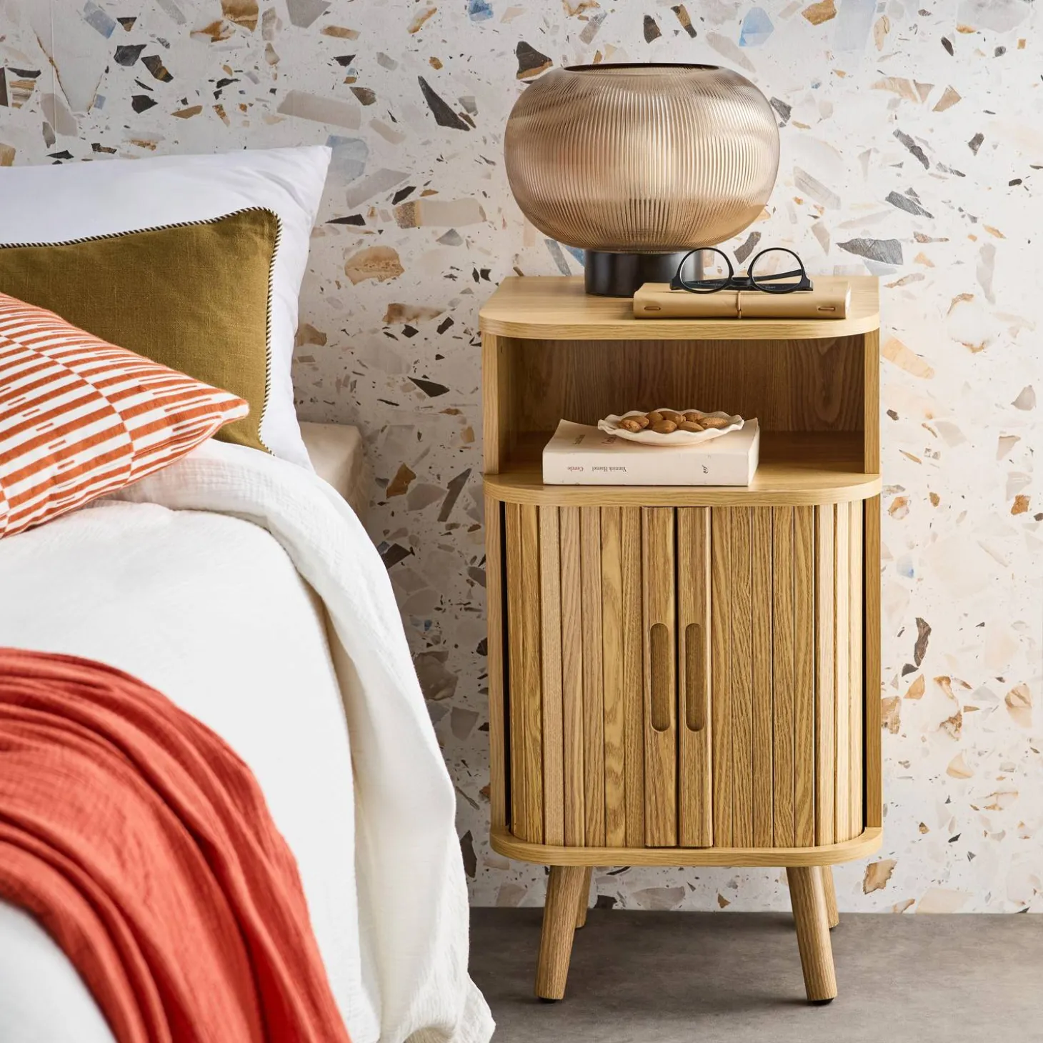 Bedside table with sliding doors and 1 niche