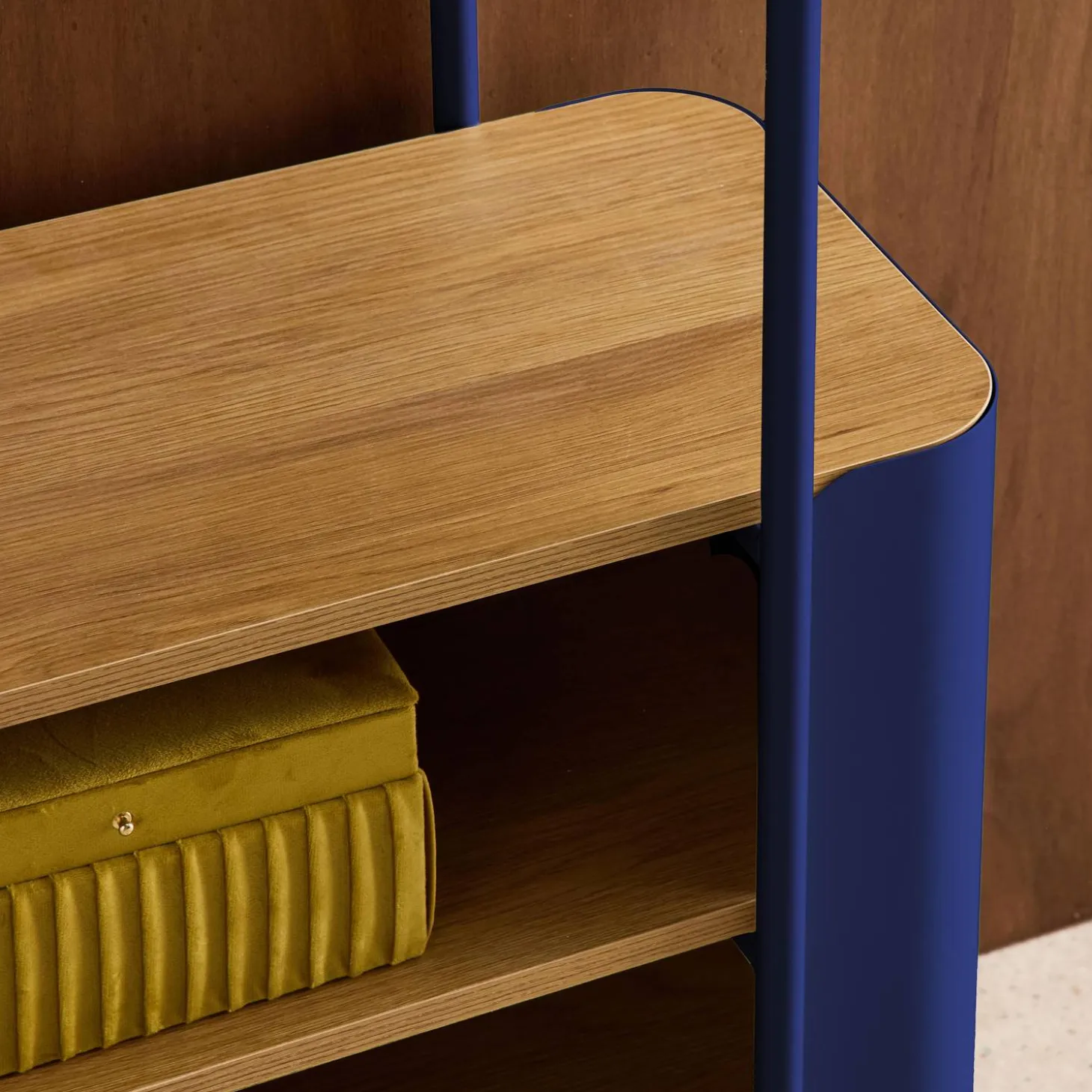 Bookshelf with curved metal and wood decor, 6 levels