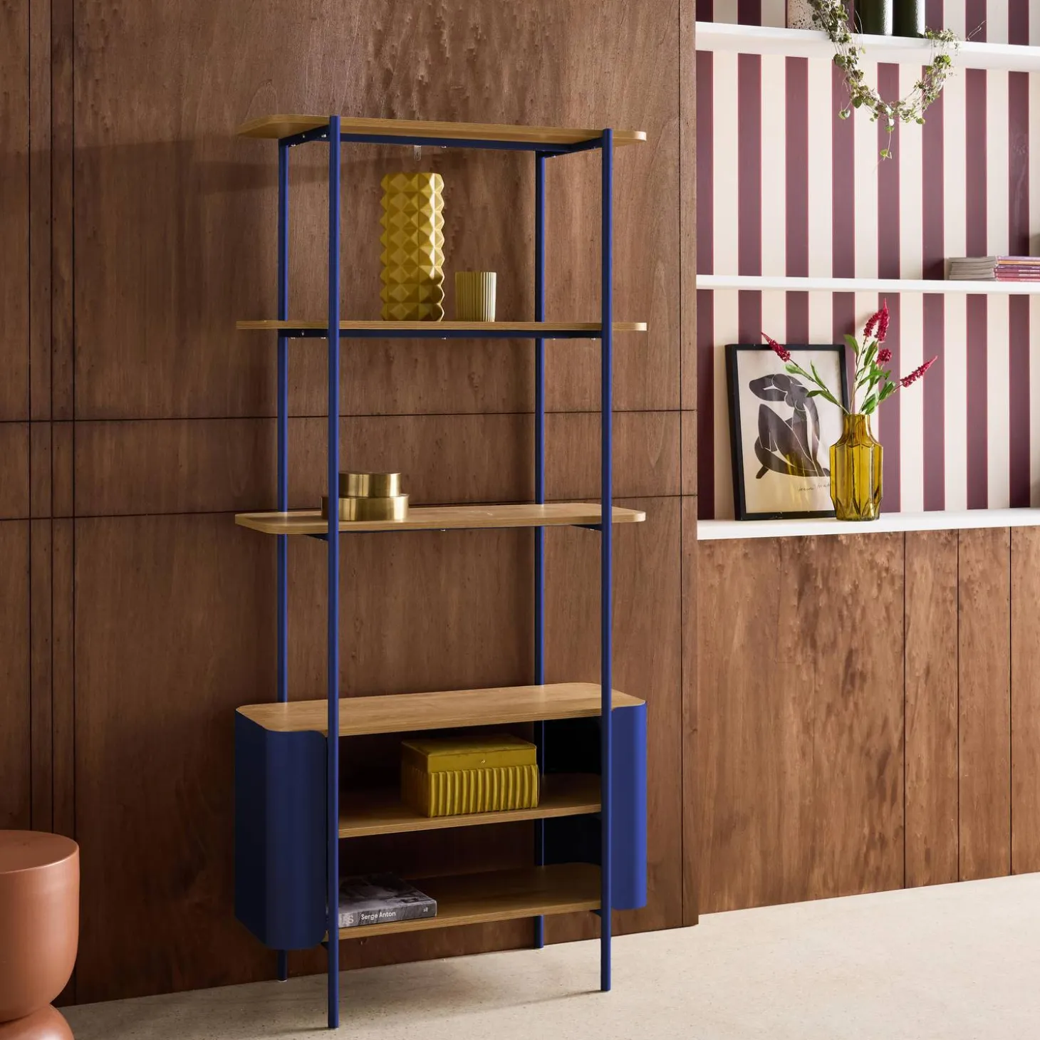 Bookshelf with curved metal and wood decor, 6 levels