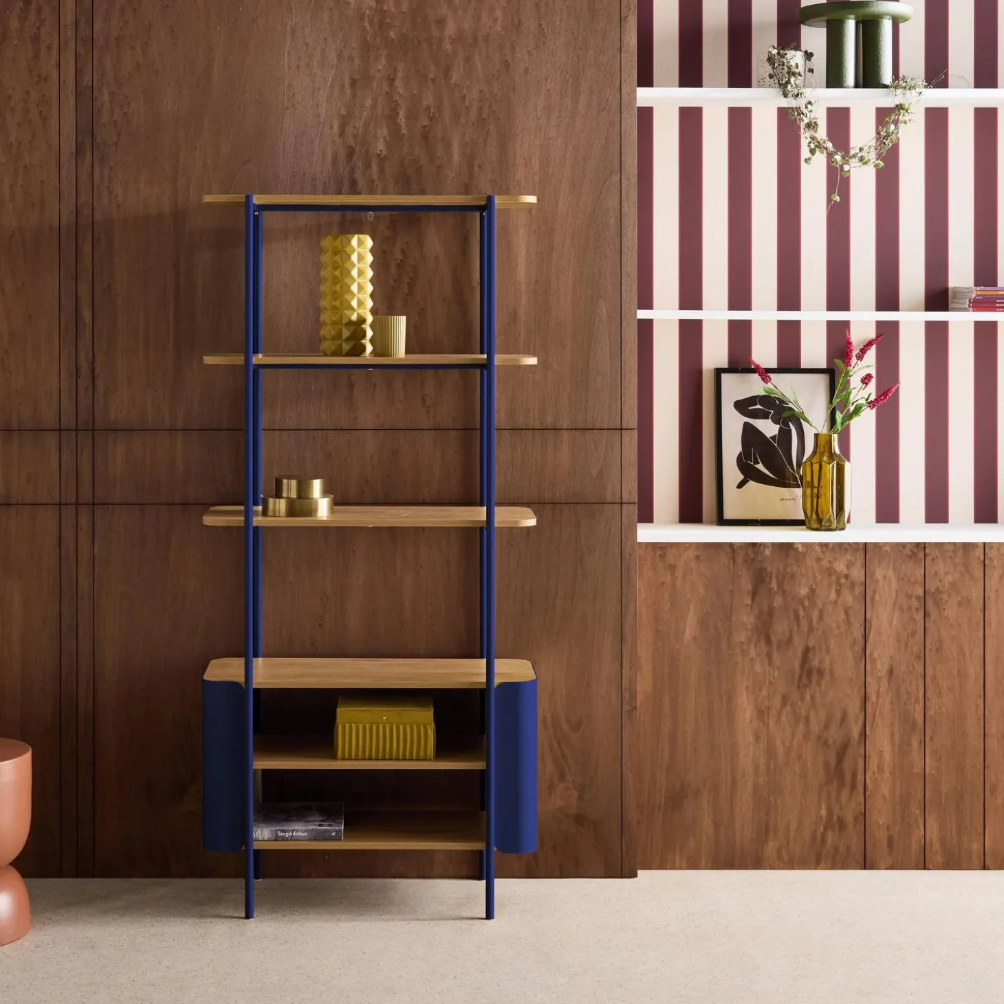 Bookshelf with curved metal and wood decor, 6 levels