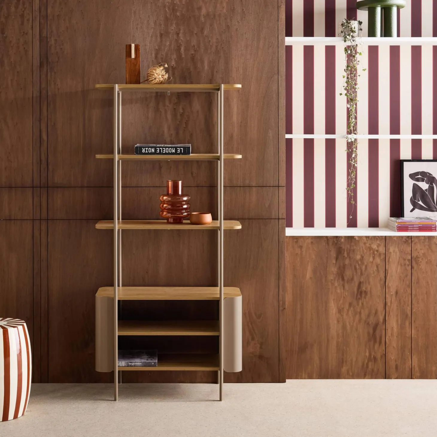 Bookshelf with curved metal and wood decor, 6 levels