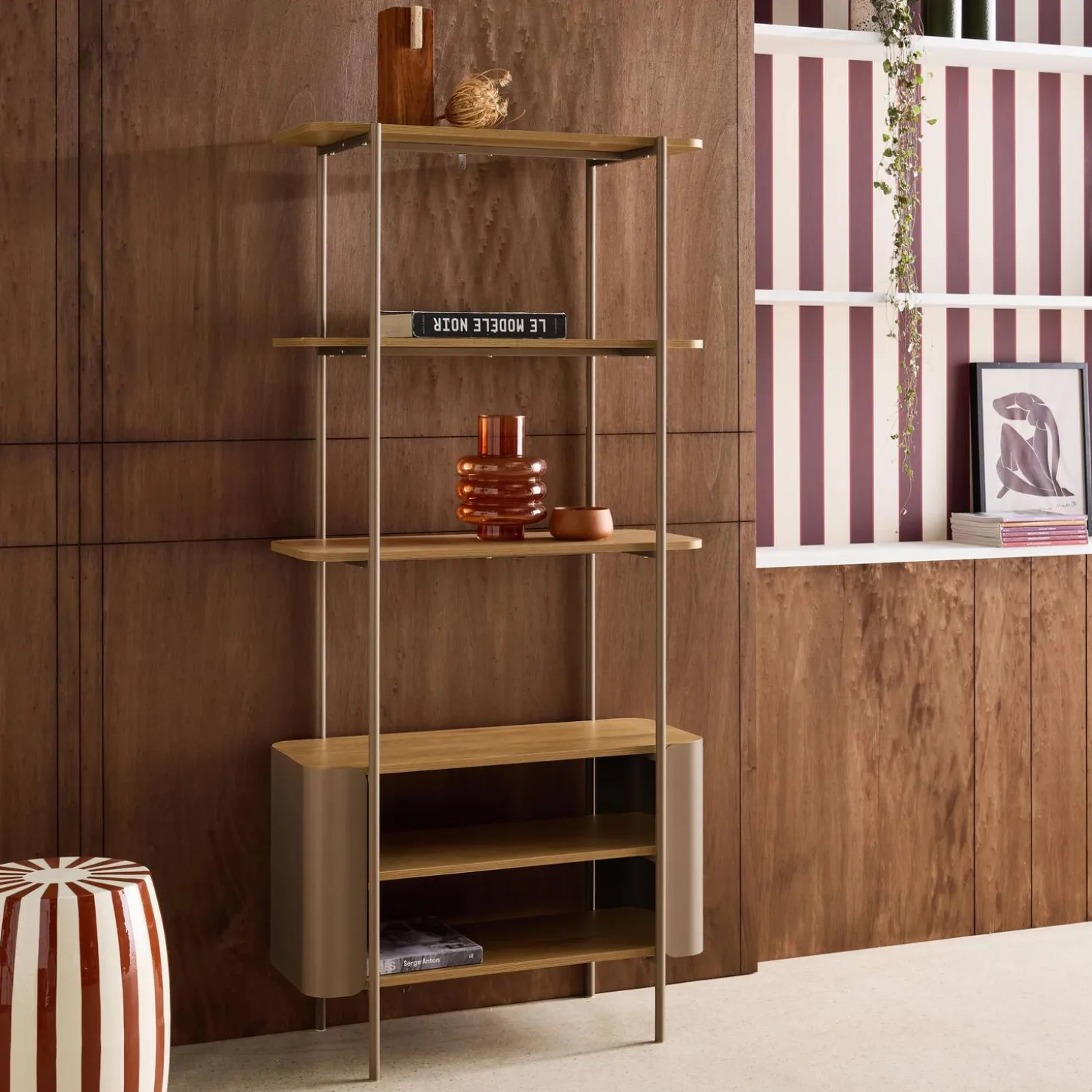 Bookshelf with curved metal and wood decor, 6 levels
