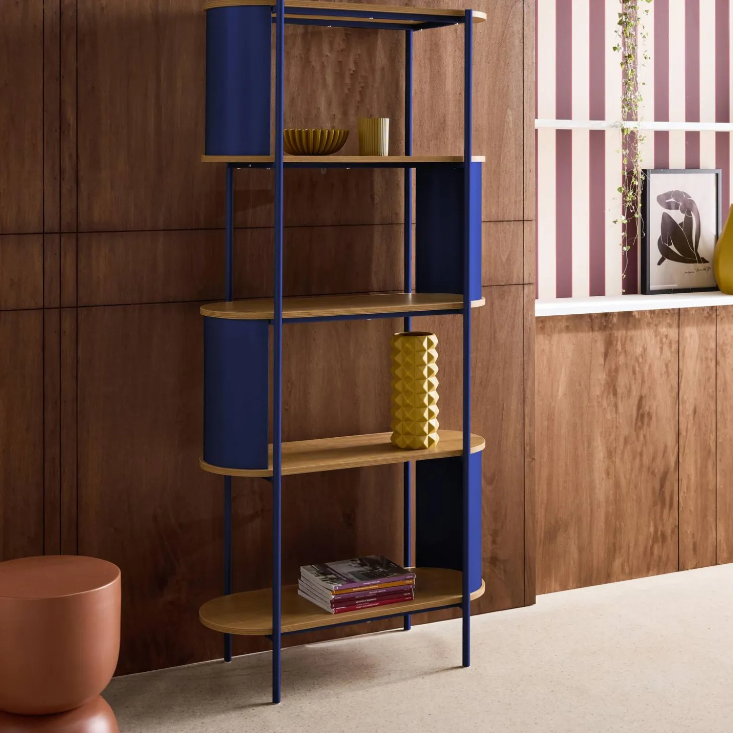 Bookshelf with curved metal and wood decor, 5 levels