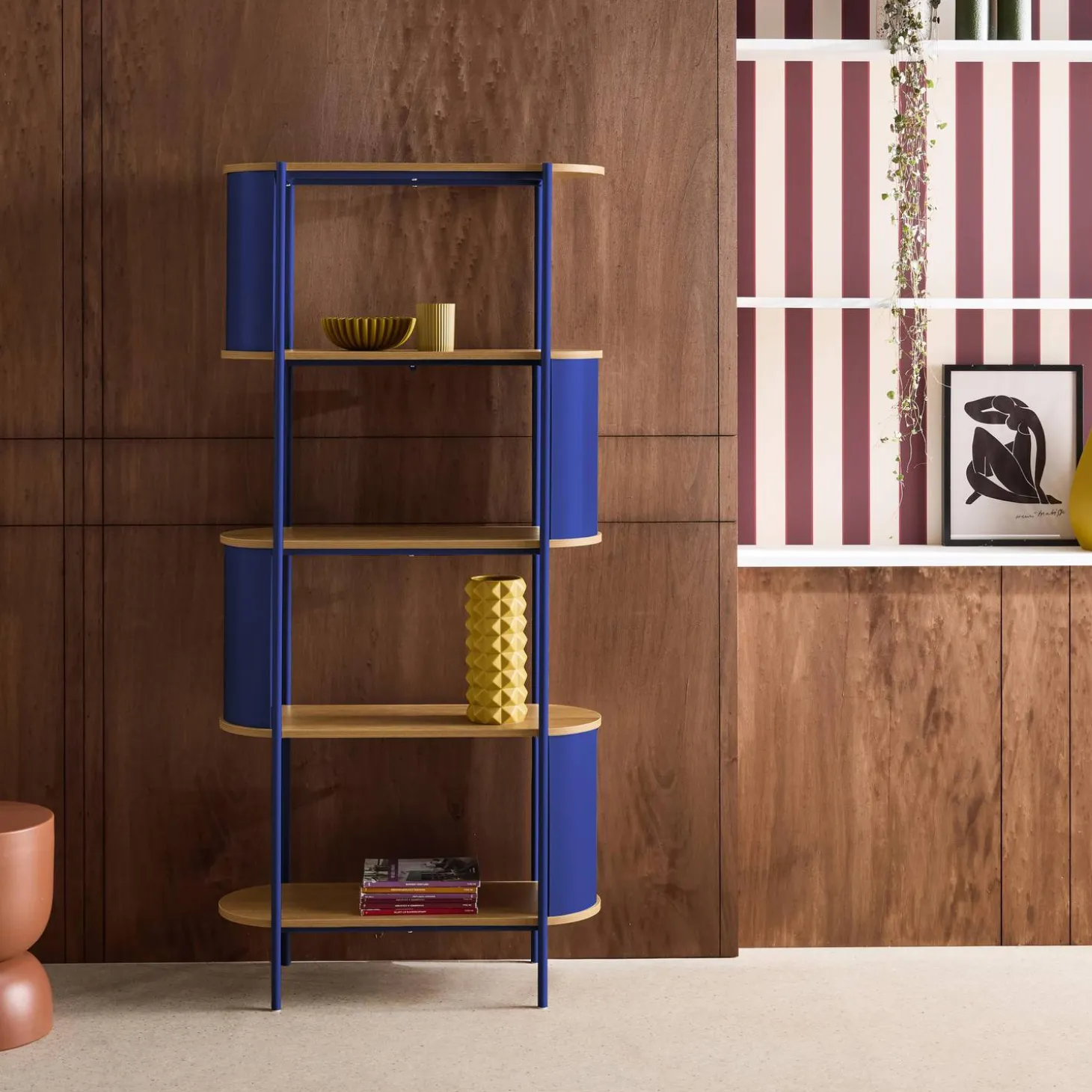 Bookshelf with curved metal and wood decor, 5 levels