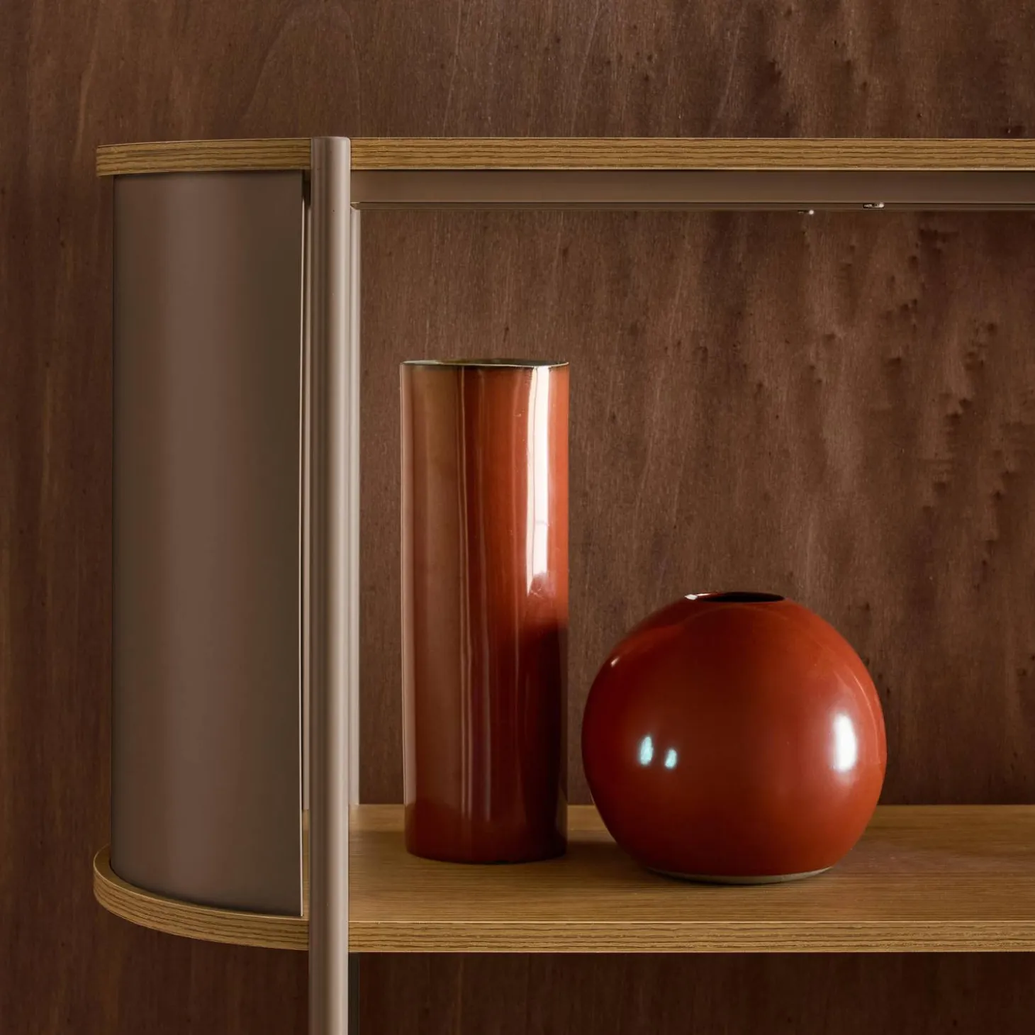 Bookshelf with curved metal and wood decor, 5 levels