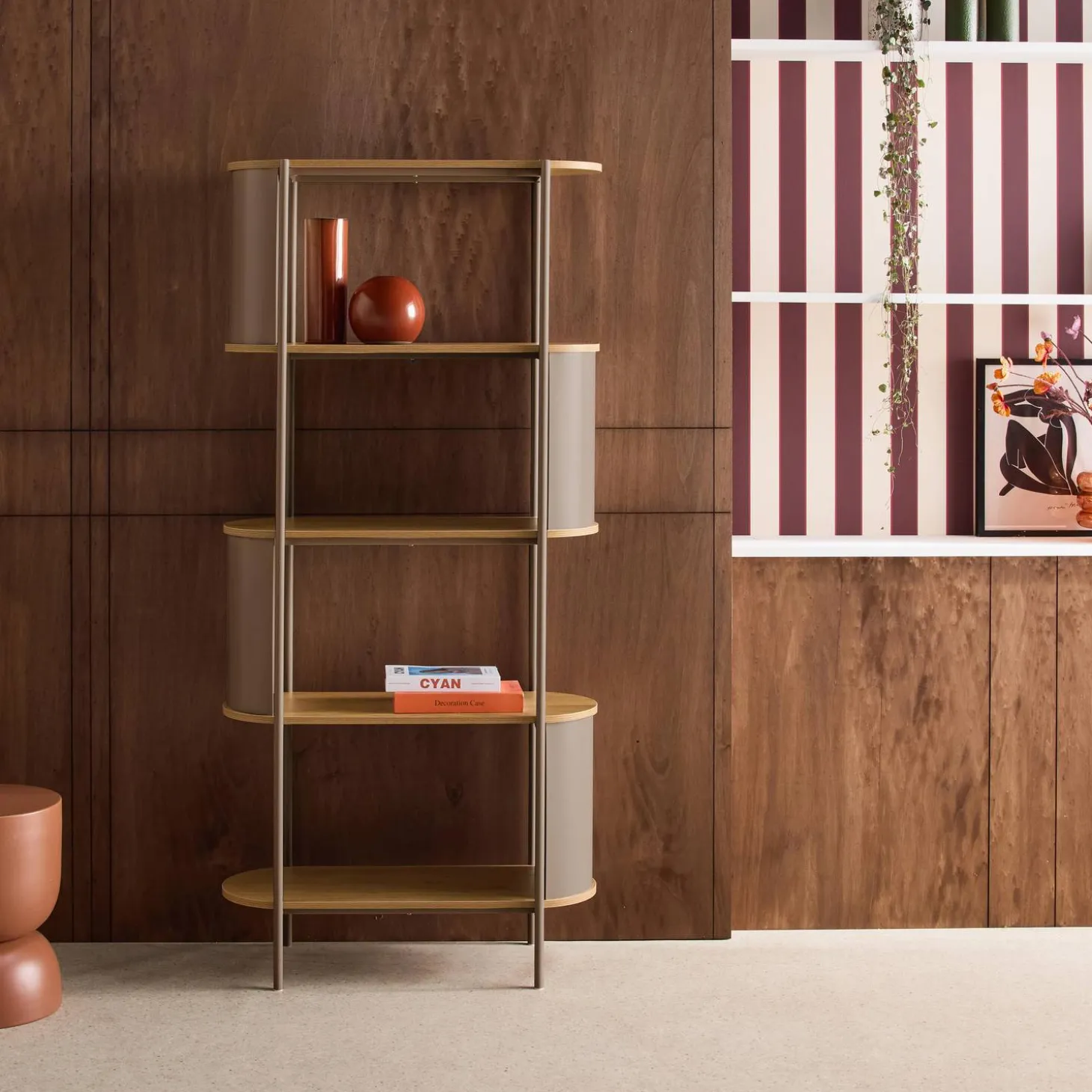 Bookshelf with curved metal and wood decor, 5 levels