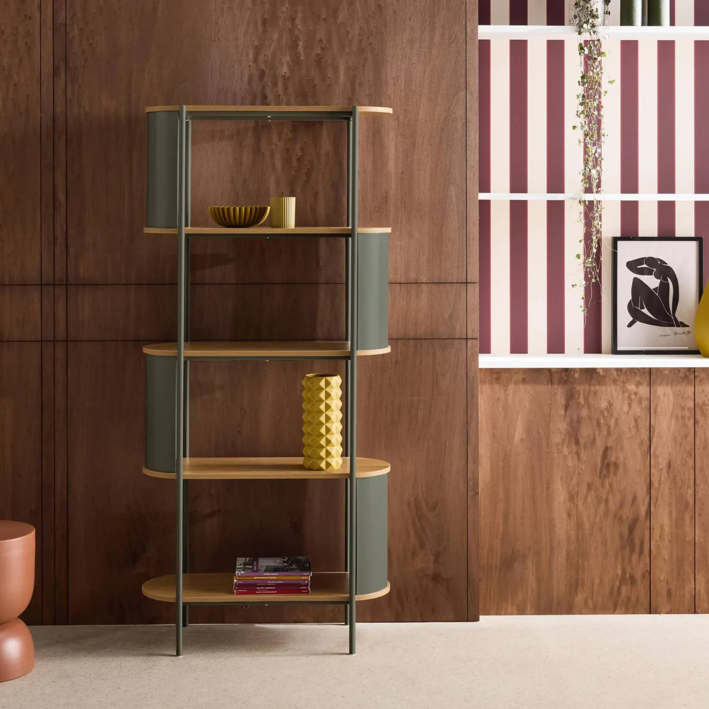 Bookshelf with curved metal and wood decor, 5 levels