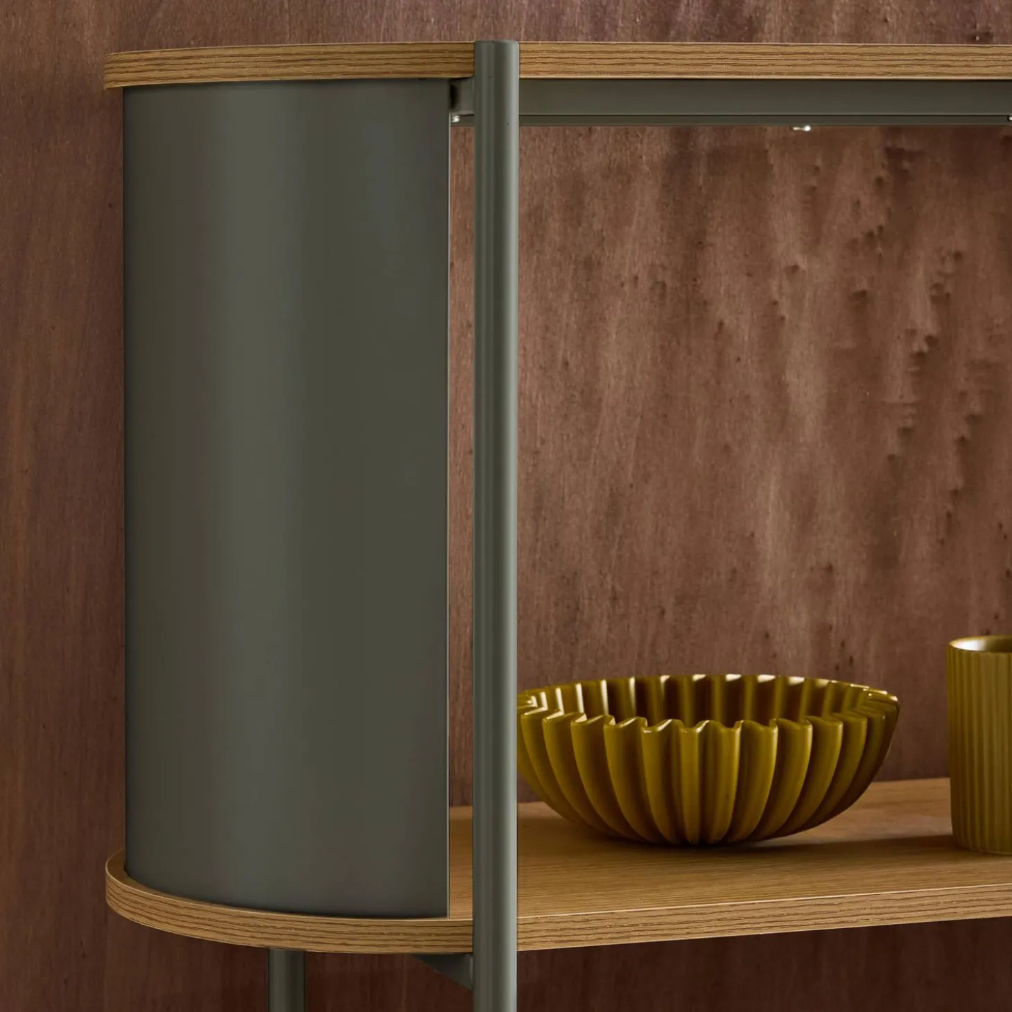 Bookshelf with curved metal and wood decor, 5 levels