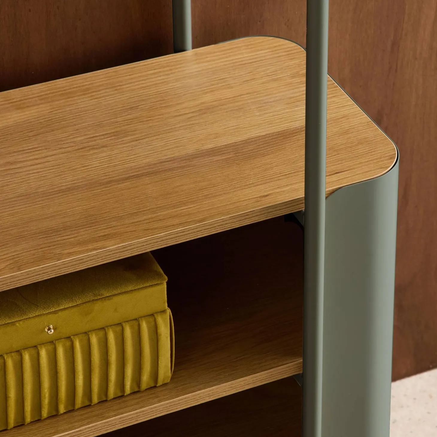 Bookshelf with curved metal and wood decor, 6 levels