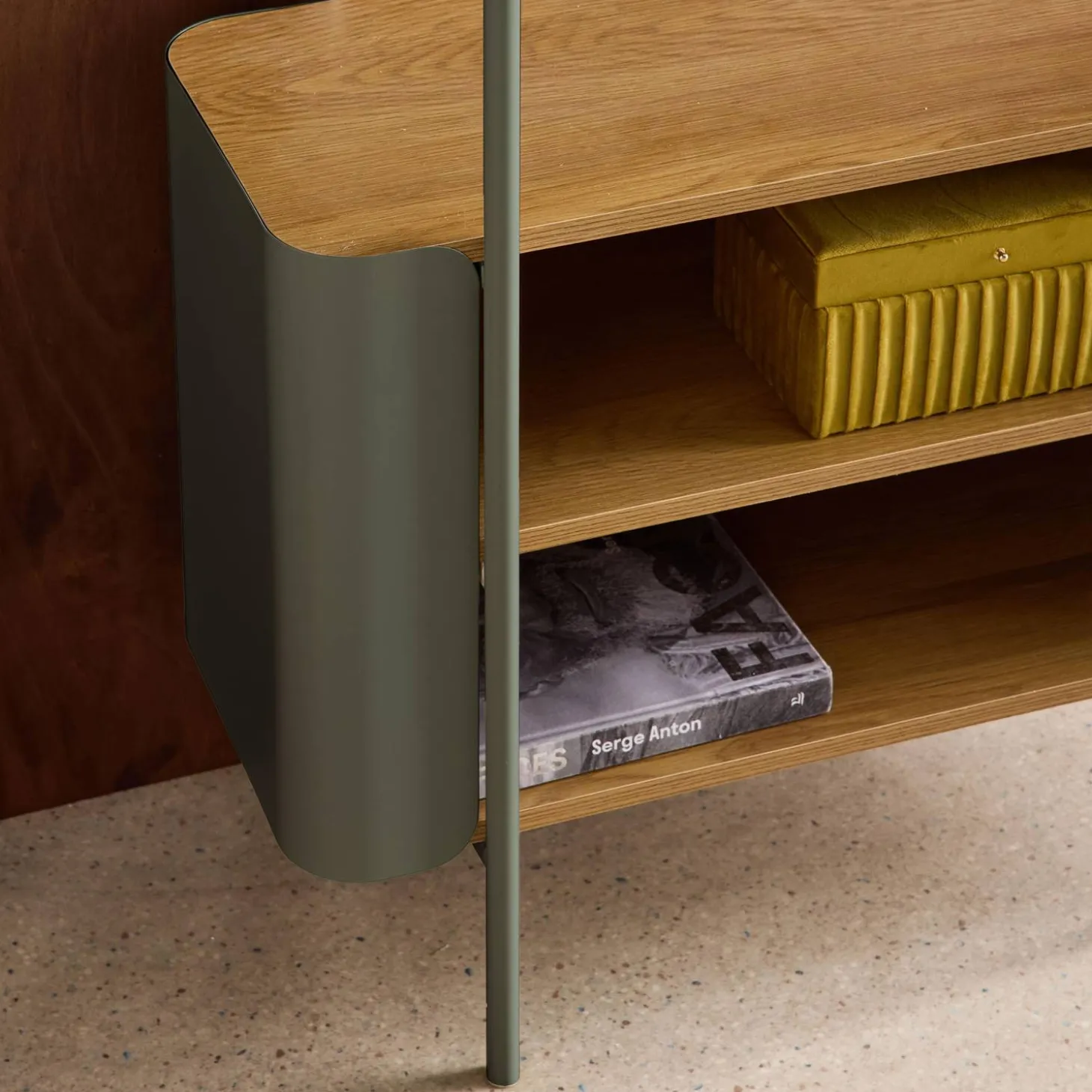 Bookshelf with curved metal and wood decor, 6 levels