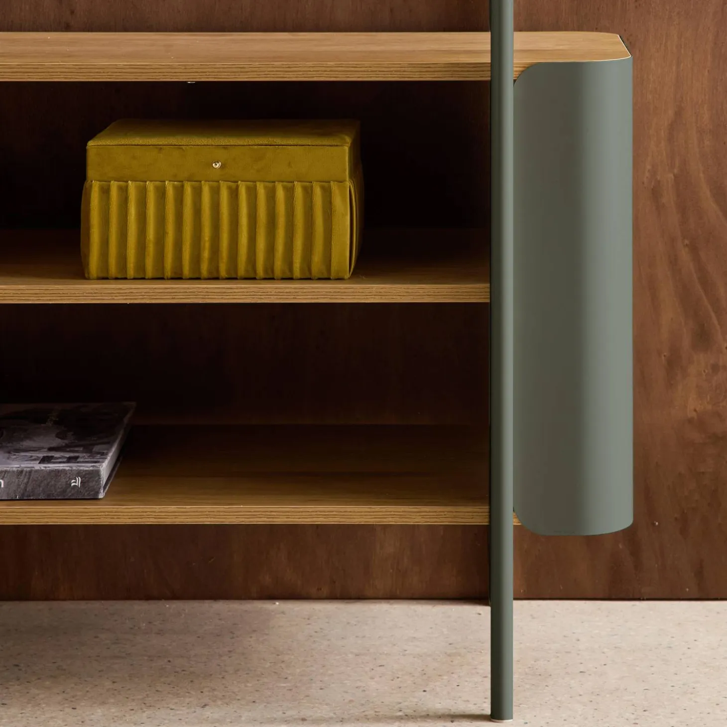 Bookshelf with curved metal and wood decor, 6 levels