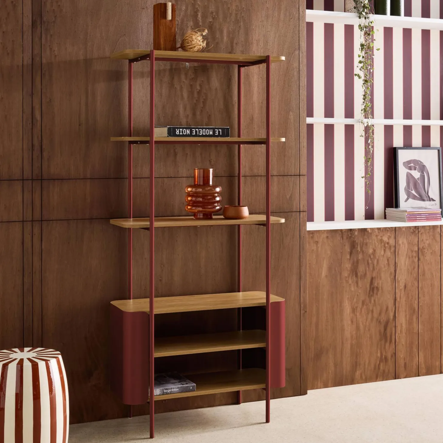 Bookshelf with curved metal and wood decor, 6 levels