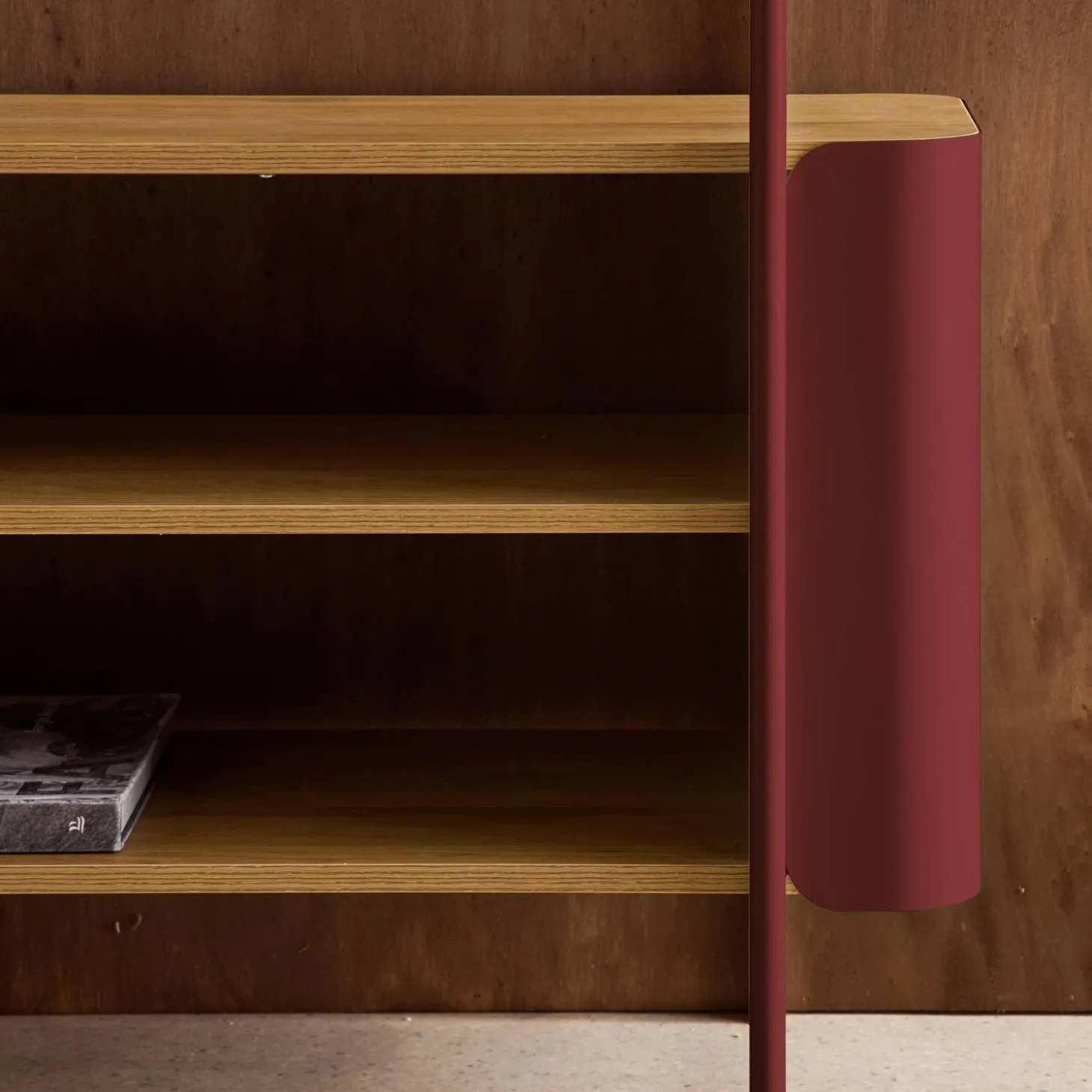 Bookshelf with curved metal and wood decor, 6 levels