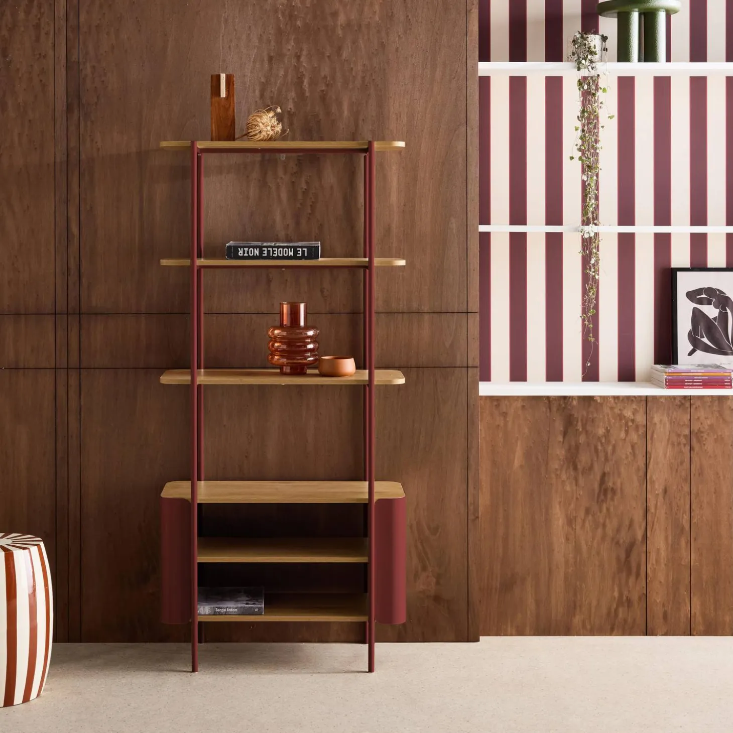 Bookshelf with curved metal and wood decor, 6 levels