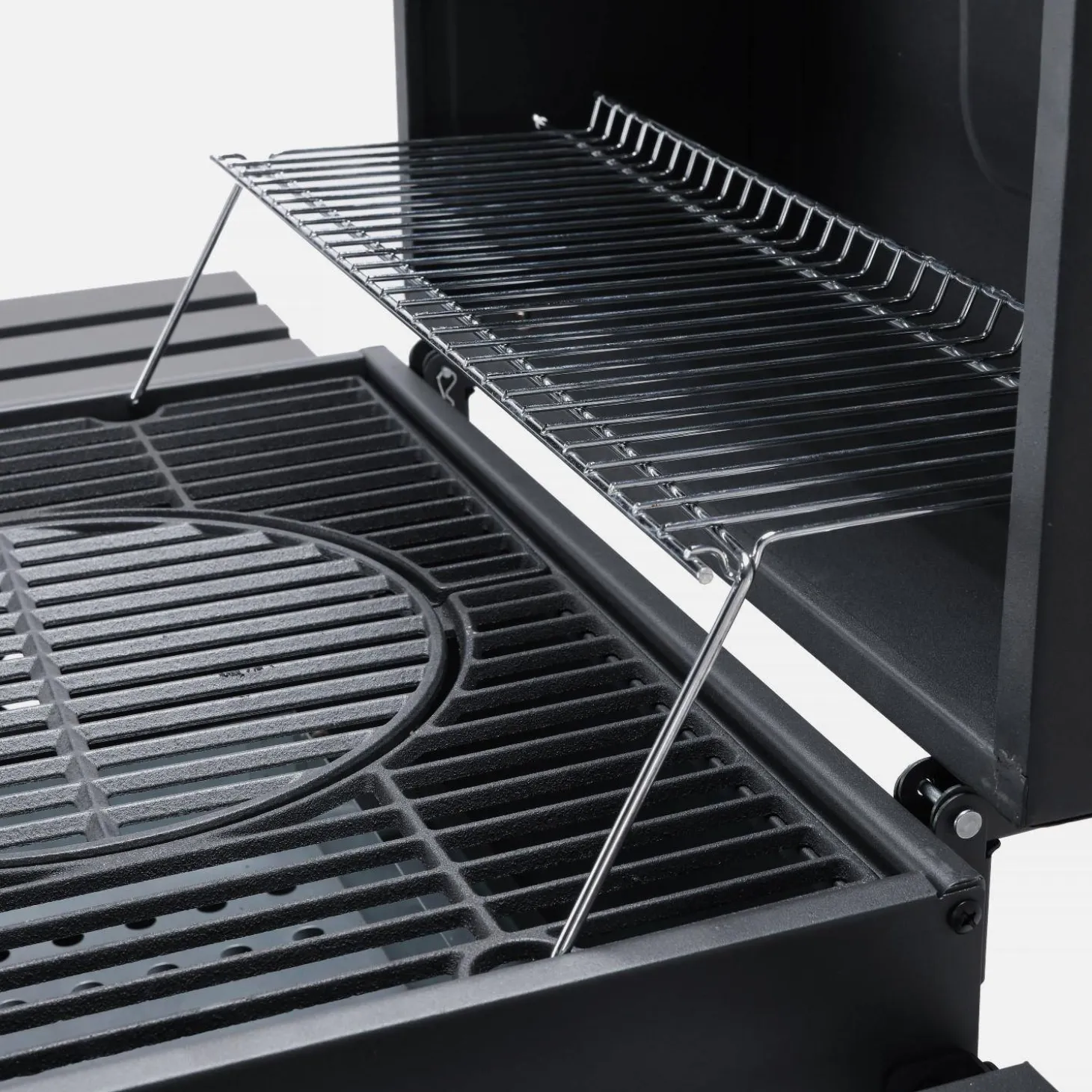 Charcoal smoker barbecue with ash collector