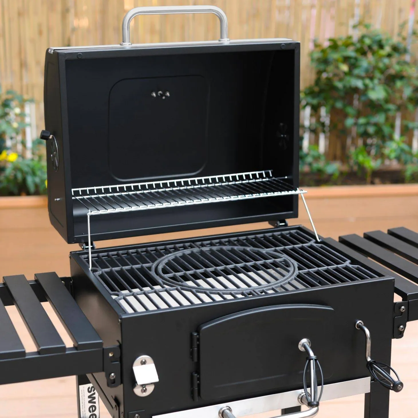 Charcoal smoker barbecue with ash collector
