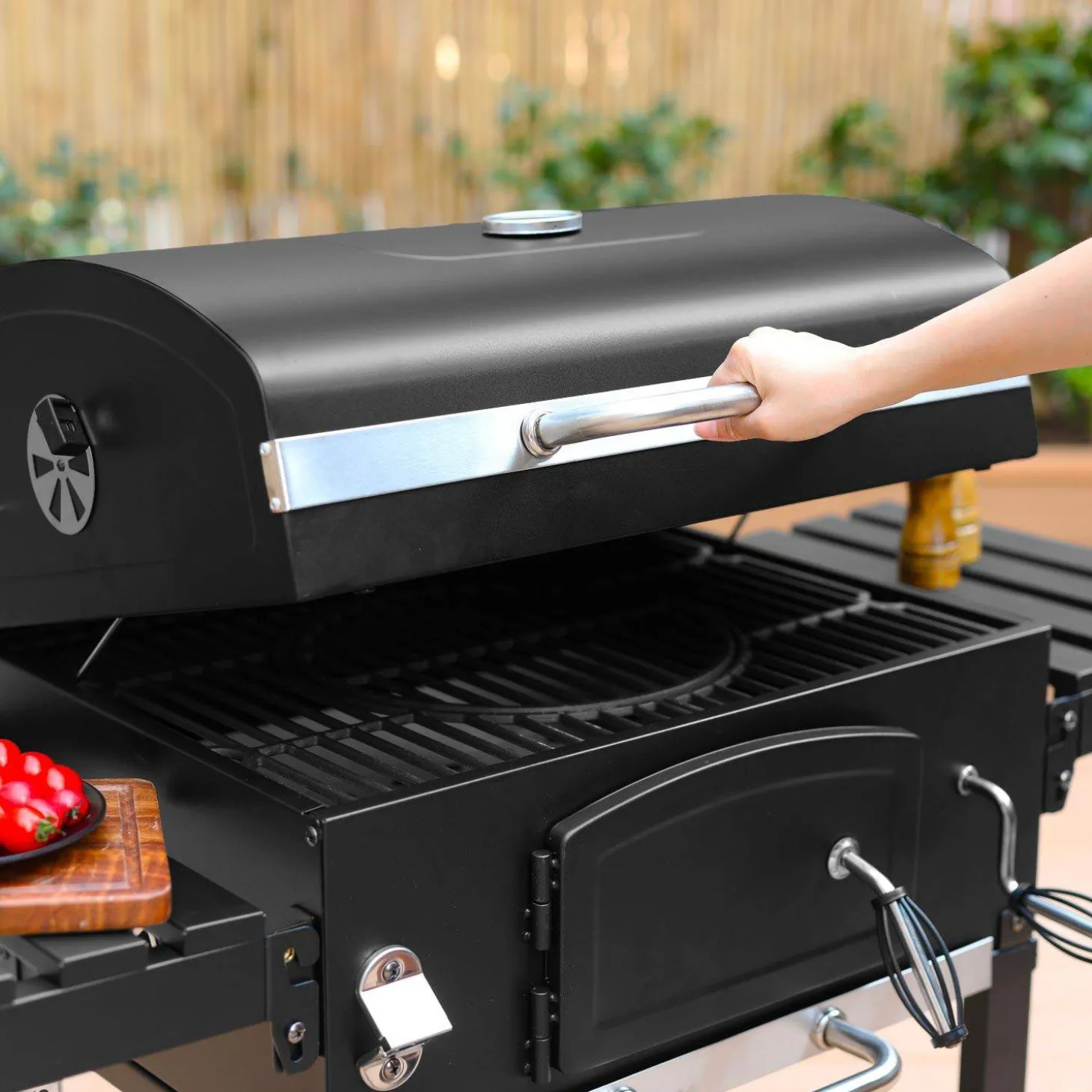 Charcoal smoker barbecue with ash collector