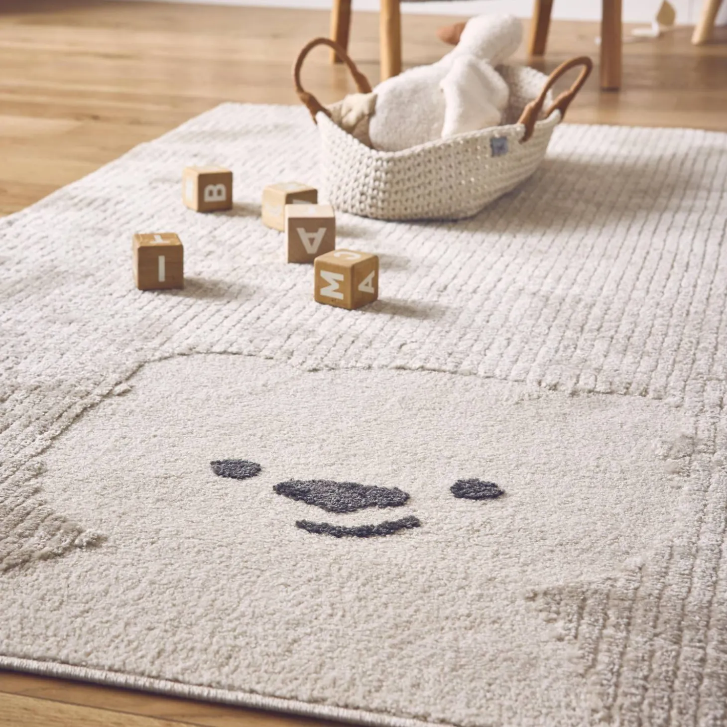 Children's cream rug, little teddy bear print