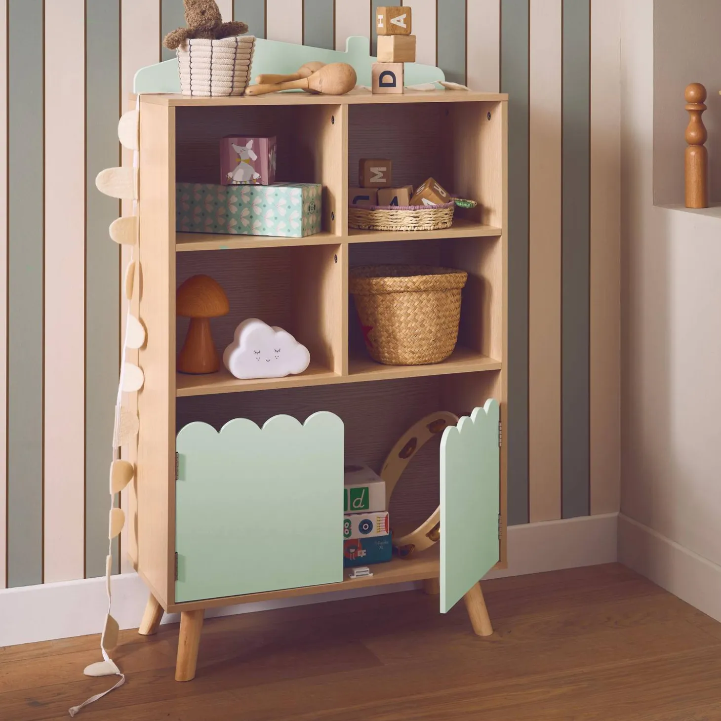 Children's pine wood library 2 doors 4 shelves