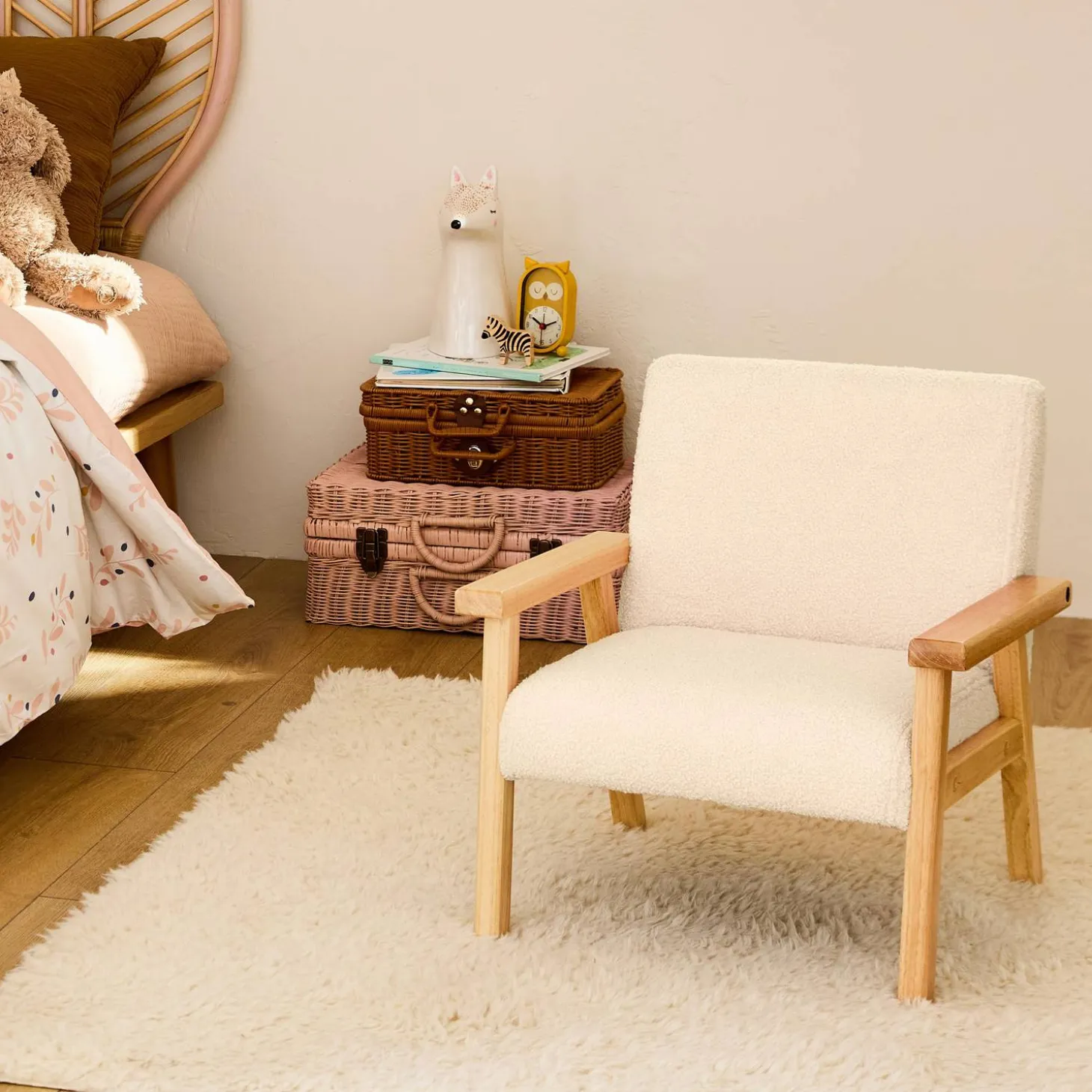 Children's scandi-style armchair in boucle fabric, rubberwood