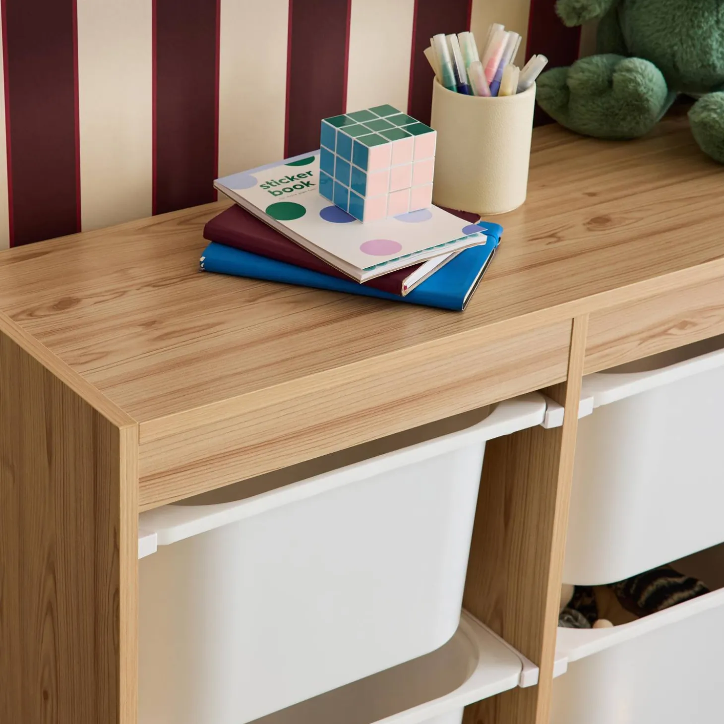 Children's storage unit with 6 storage bins