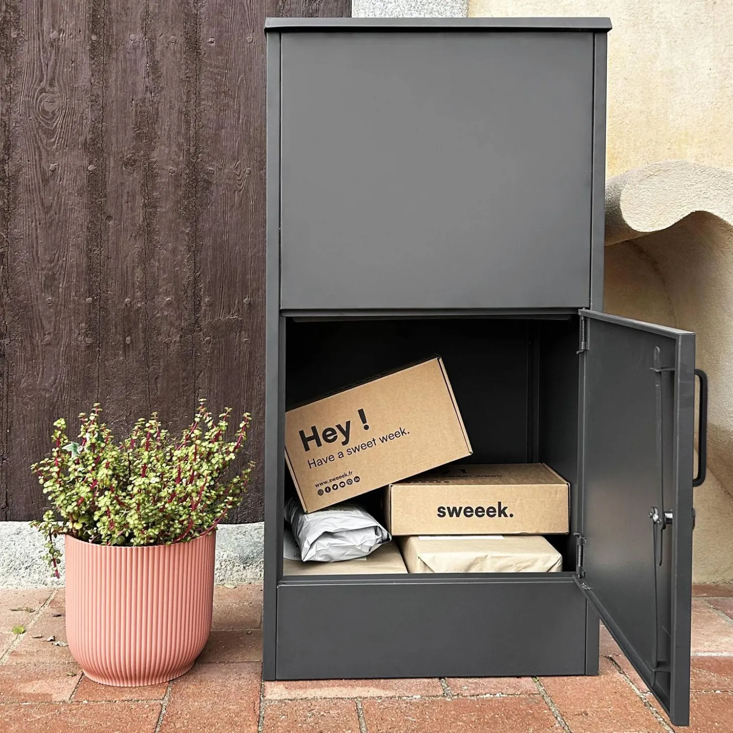56 cm package box made of galvanized steel with a lock.
