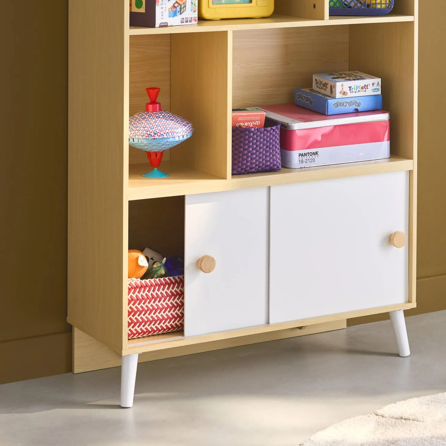 2-door children's bookcase, shelves