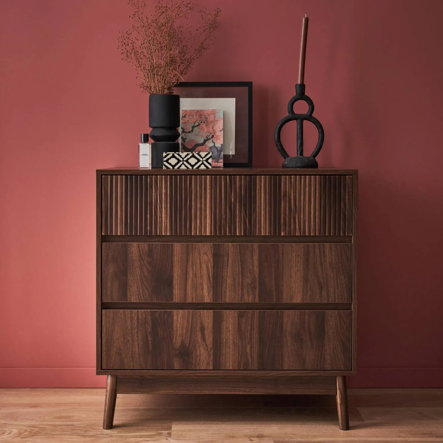 3-drawer chest with grooved wooden detail