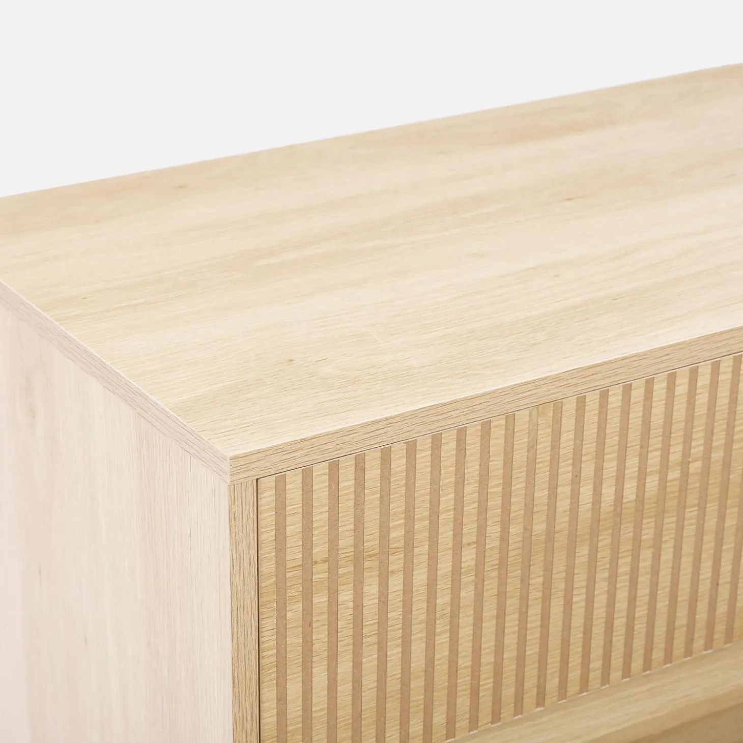 3-drawer chest with grooved wooden detail