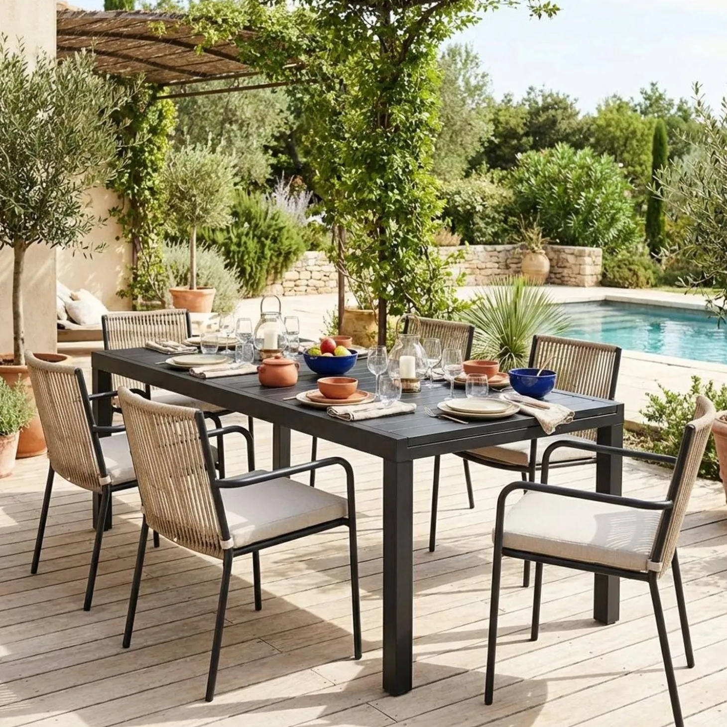 Extendable aluminium garden table for 10-12 people