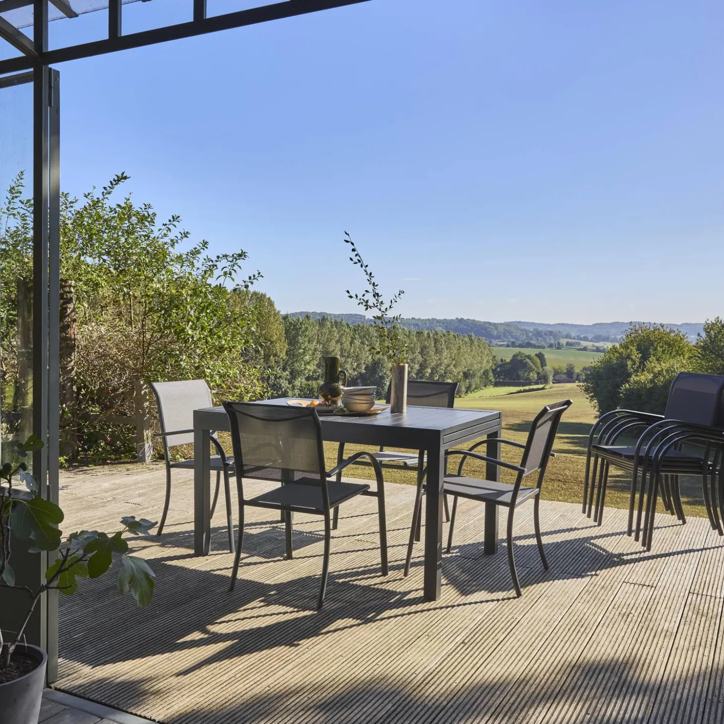 Extendable aluminium garden table, seats 8