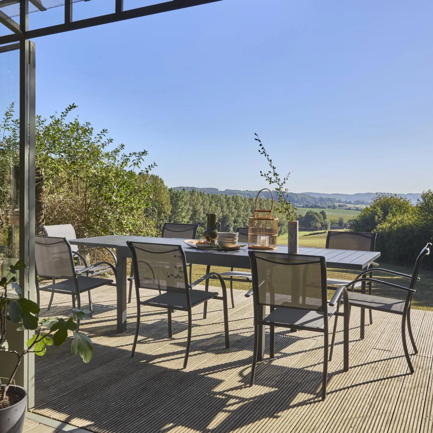 Extendable aluminium garden table, seats 8