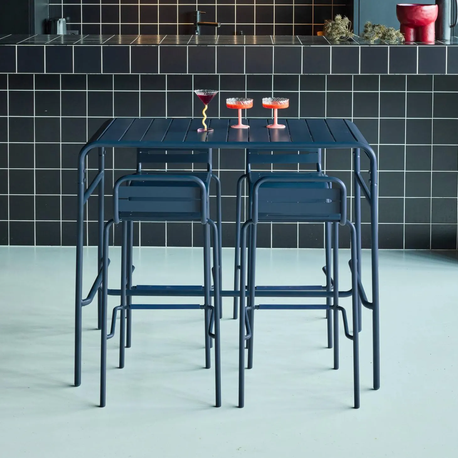 Garden high table with 4 steel bar stools