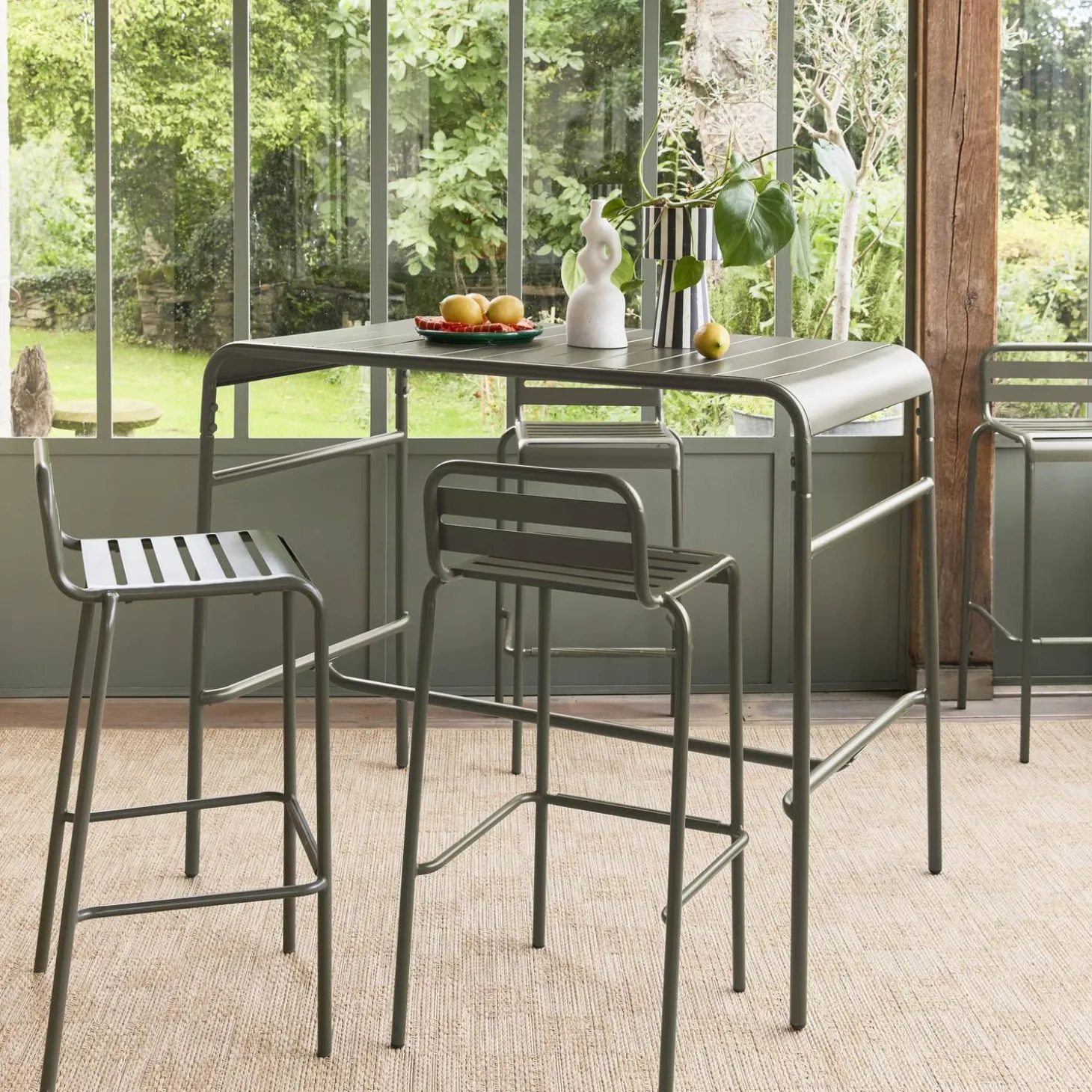 Garden high table with 4 steel bar stools