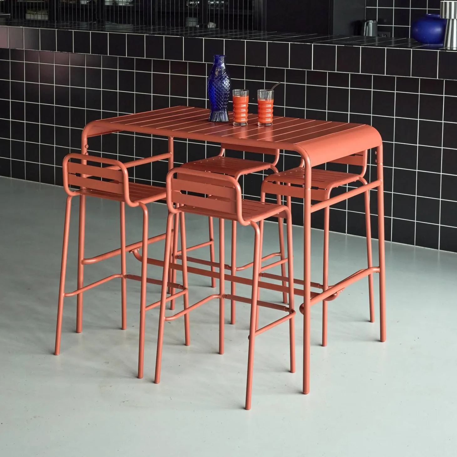 Garden high table with 4 steel bar stools