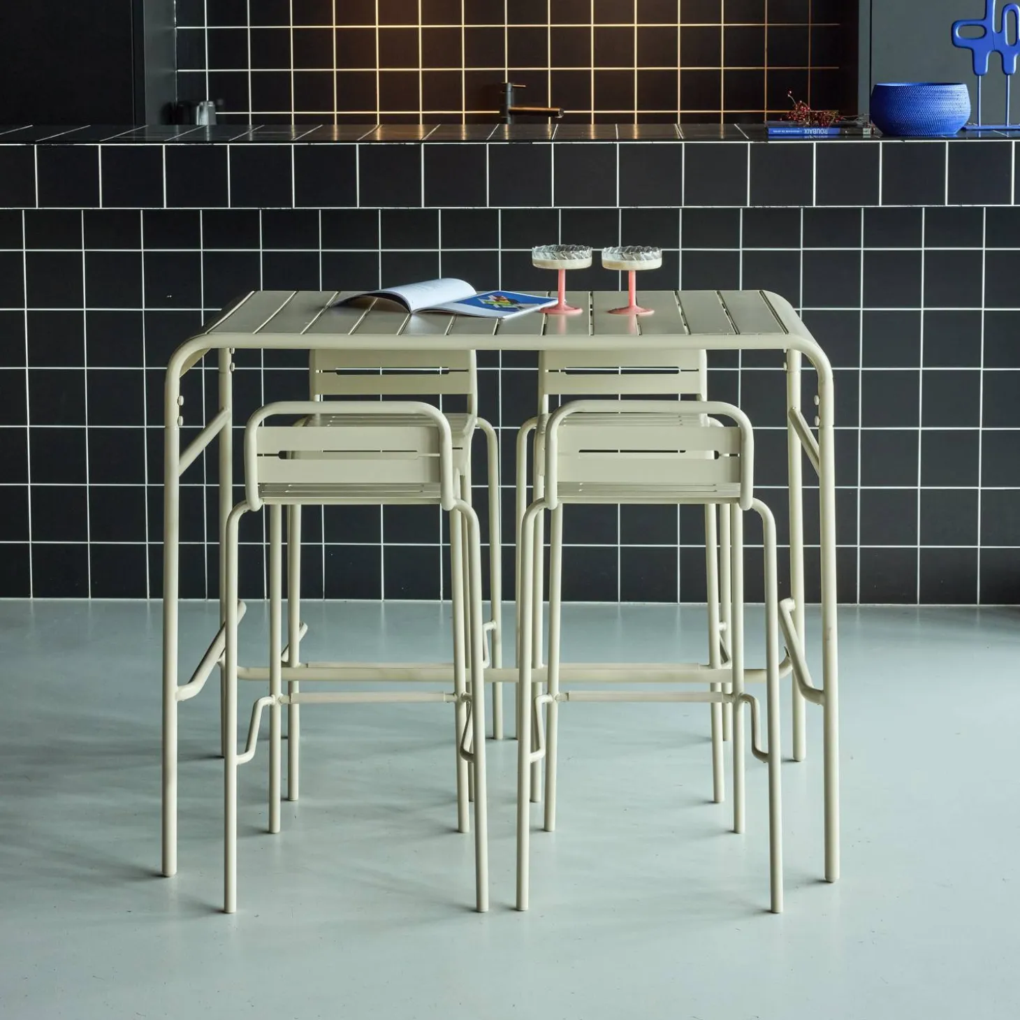 Garden high table with 4 steel bar stools