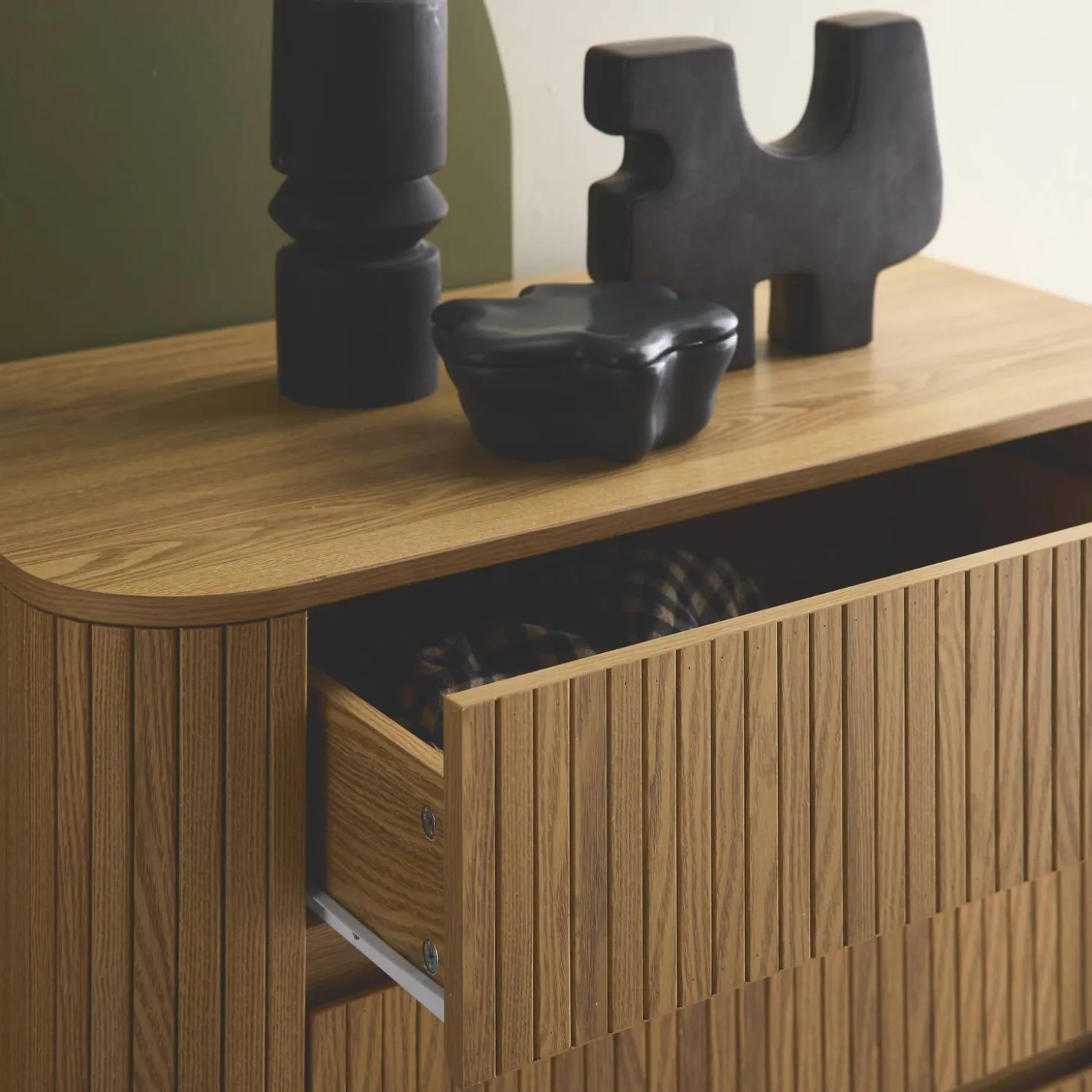 Grooved decor dresser 3 drawers