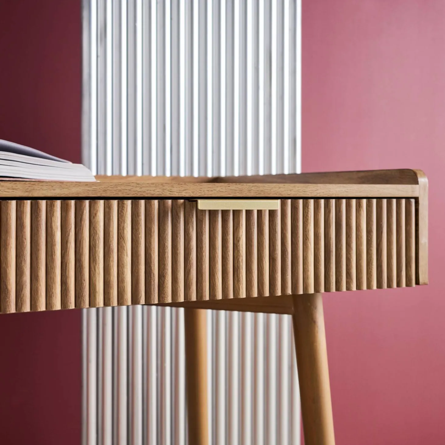 Grooved mango wood effect desk with 2 drawers