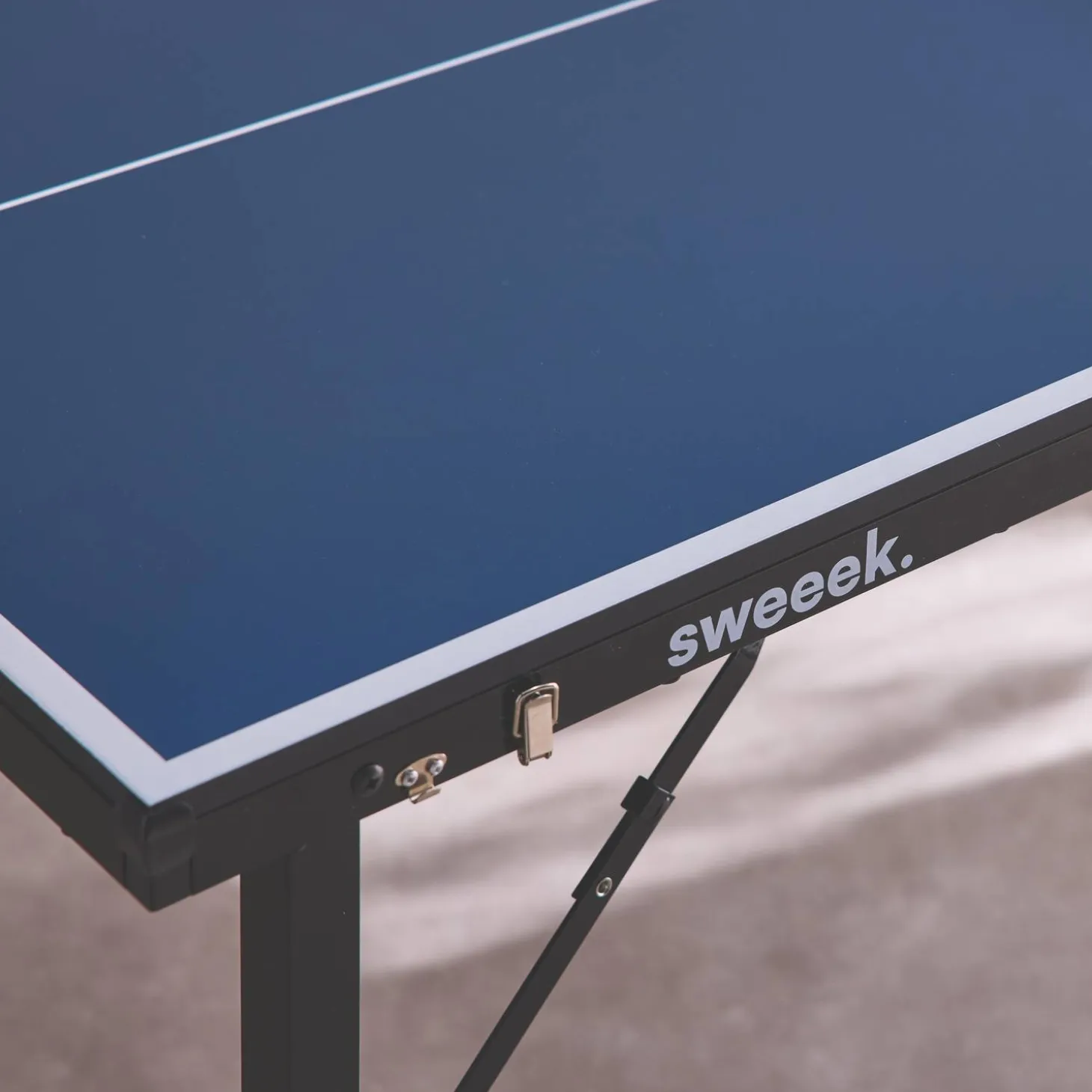 Indoor mini table tennis table with 2 bats and 3 balls