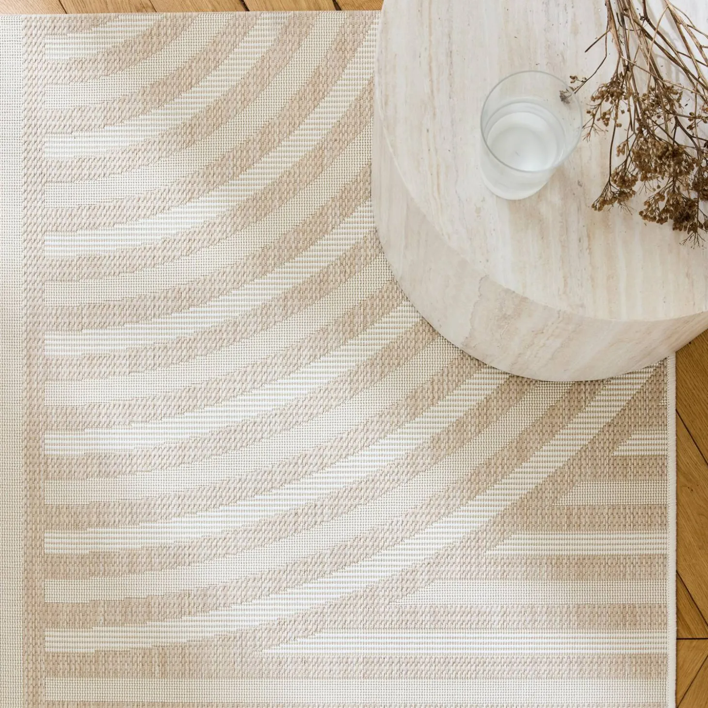 Indoor/outdoor rug with beige arch pattern, recycled polyester