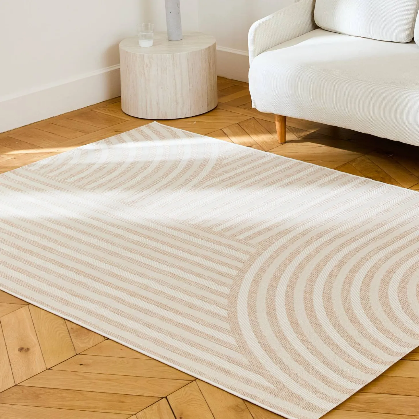 Indoor/outdoor rug with beige arch pattern, recycled polyester