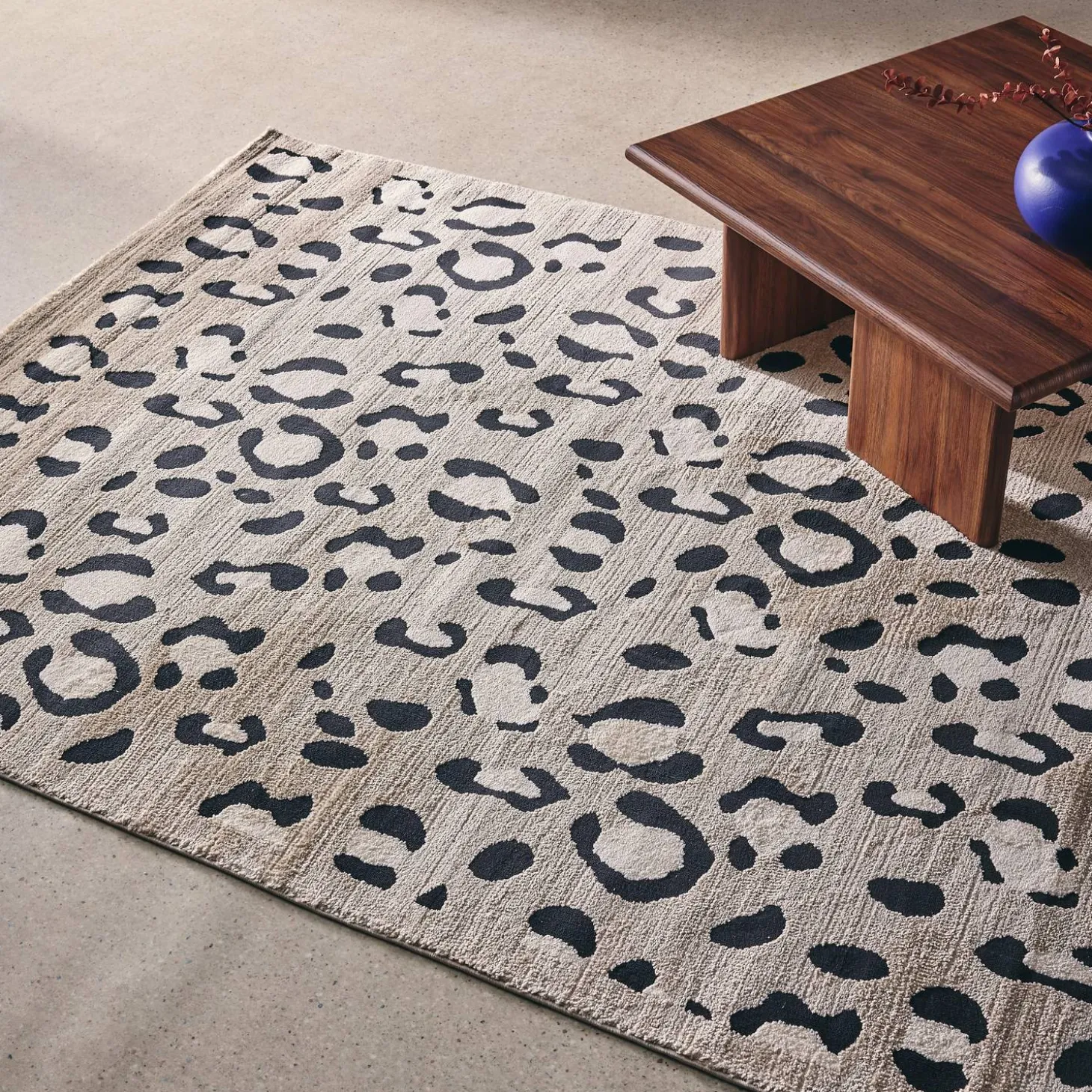 Indoor Rug with Beige Leopard Pattern